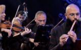 L'Orchestre andalou d'Ashdod accueillera trois musiciens invités dans le cadre d'une nouvelle série de concerts intitulée « De l'Est à l'Ouest », qui se déroulera dans différentes salles israéliennes du 16 mai au 19 juin 2025. (Crédit : Autorisation)